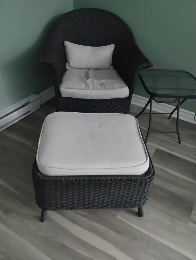 Chaise en rotin avec repose pied et cousin 100$