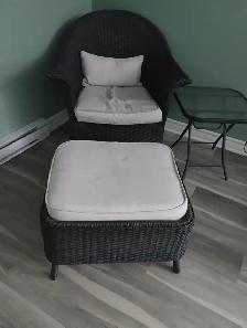 Chaise en rotin avec repose pied et cousin 100$