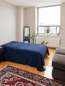 FURNISHED PRIVATE ROOM – YONGE & CUMMER | $1,000/MONTH