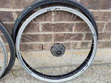 Set of 700c 9 Speed Bontrager 700c wheels with 700x32c tires - Photo 2