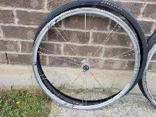 Set of 700c 9 Speed Bontrager 700c wheels with 700x32c tires - Photo 3