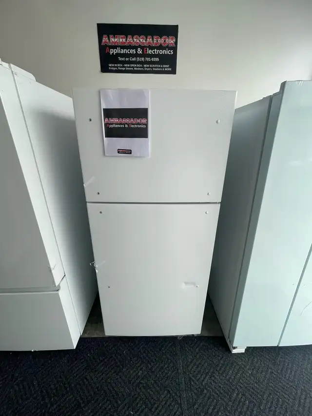 NEW 30" GE Top Freezer Fridge (18 Cu.Ft)