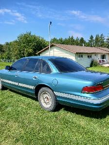 1993 Ford Crown Victoria - Photo 2