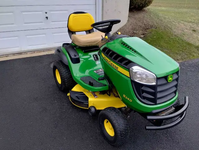TRACTEUR À GAZON JOHN DEERE S-240 / 42'