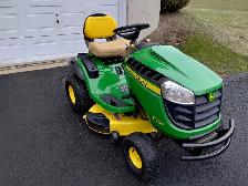 TRACTEUR À GAZON JOHN DEERE S-240 / 42'