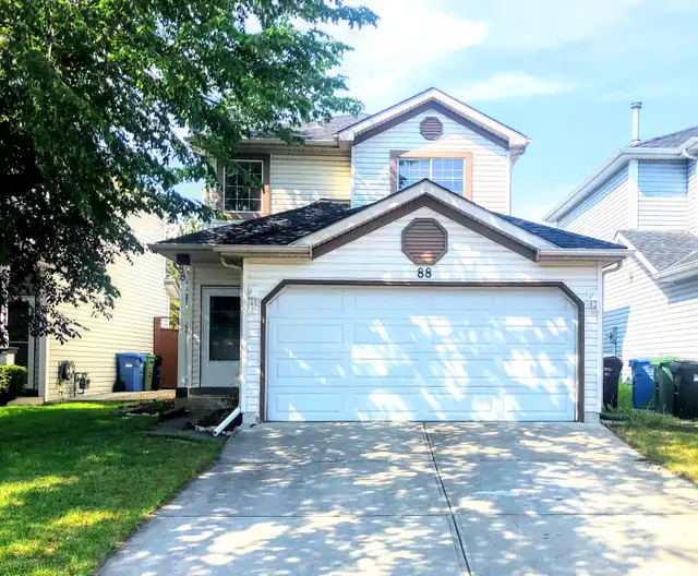 Bright, 3 bedroom, 3 bathroom house in McKenzie Lake