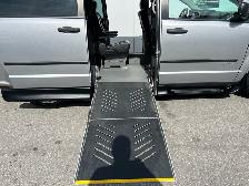 2017 Dodge Grand Caravan WHEELCHAIR ACCESSIBLE VAN-MIDDLE SEAT - Photo 2