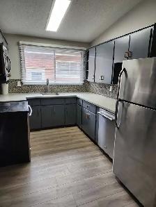 THREE BEDROOM EASTSIDE MAIN FLOOR HOUSE - Photo 2