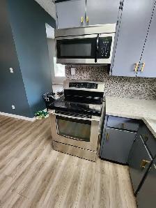 THREE BEDROOM EASTSIDE MAIN FLOOR HOUSE - Photo 3