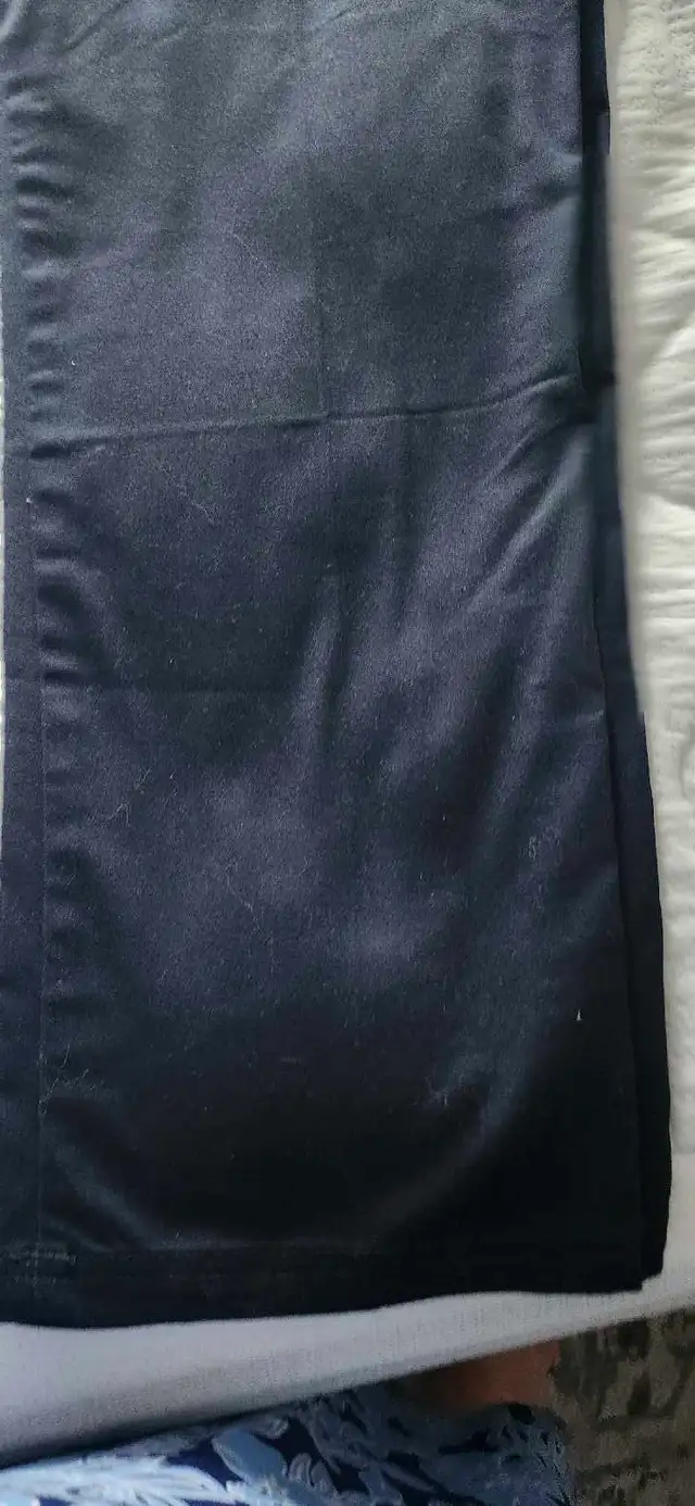 pantalon de travail bleu marin neuf pour femmes gr 22 (50$)