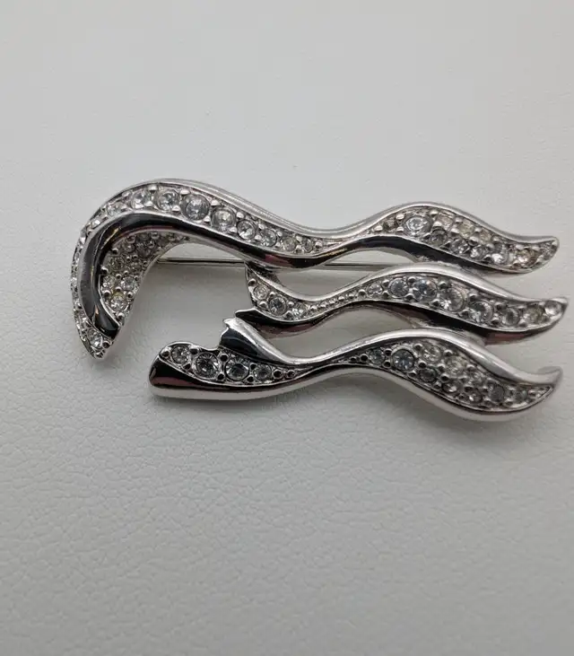 (B5799) Swarovski Silver Tone Crystal Pave Wave Brooch Pin Sw...