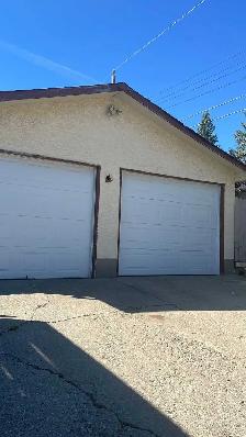 Cozy 3 Bedroom Main Floor House - Photo 2