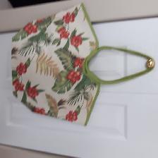BEAU SAC À MAIN BLANC VERT À FLEURS ROUGES 12'HAUx8'LAR: $10.00 - Photo 3