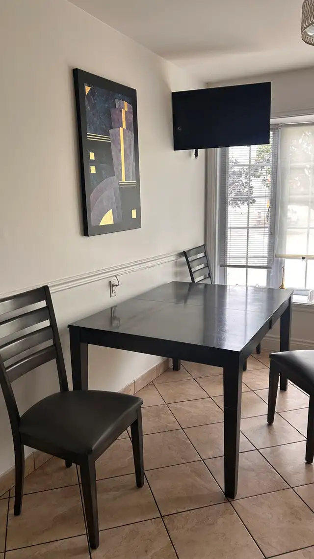 Table de cuisine (rallonge disponible)    6 chaises