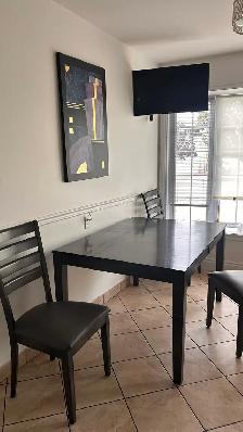 Table de cuisine (rallonge disponible)    6 chaises