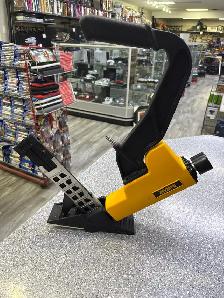 DeWalt DWFP12569 Floor Nailer - Tool Only - Photo 2