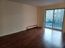 Riverside 1 Bedroom | Balcony | Free Parking | Heat & Water Incl - Photo 2