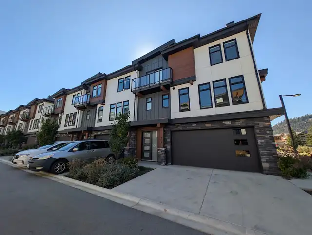 Stunning 2 Bedroom ( Flex room) Shoreline Condo Furnished