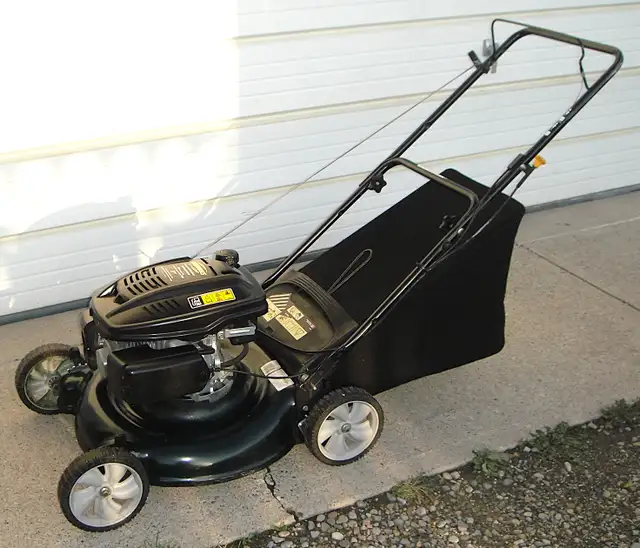 YARDWORKS REAR BAG GAS LAWNMOWER