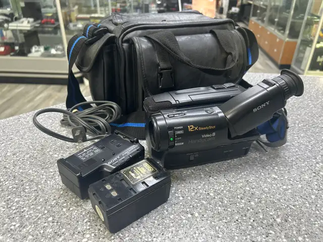 Sony CCD-TR82 8MM Camcorder With 2 Batt And Charger
