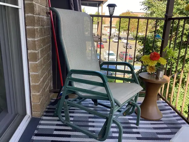chaise berçante véranda $80.00