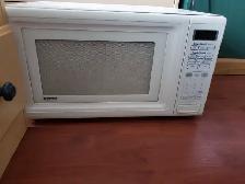 KENMORE 1200W. CLEAN MICROWAVE IN EXC.COND