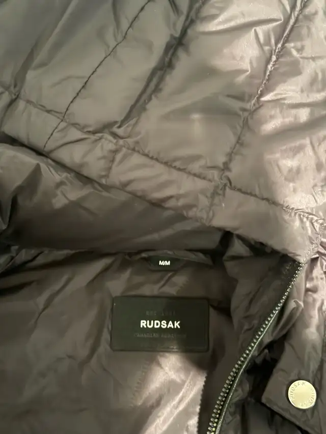 Manteau Médium neuf pour homme automne à 250$ négociable