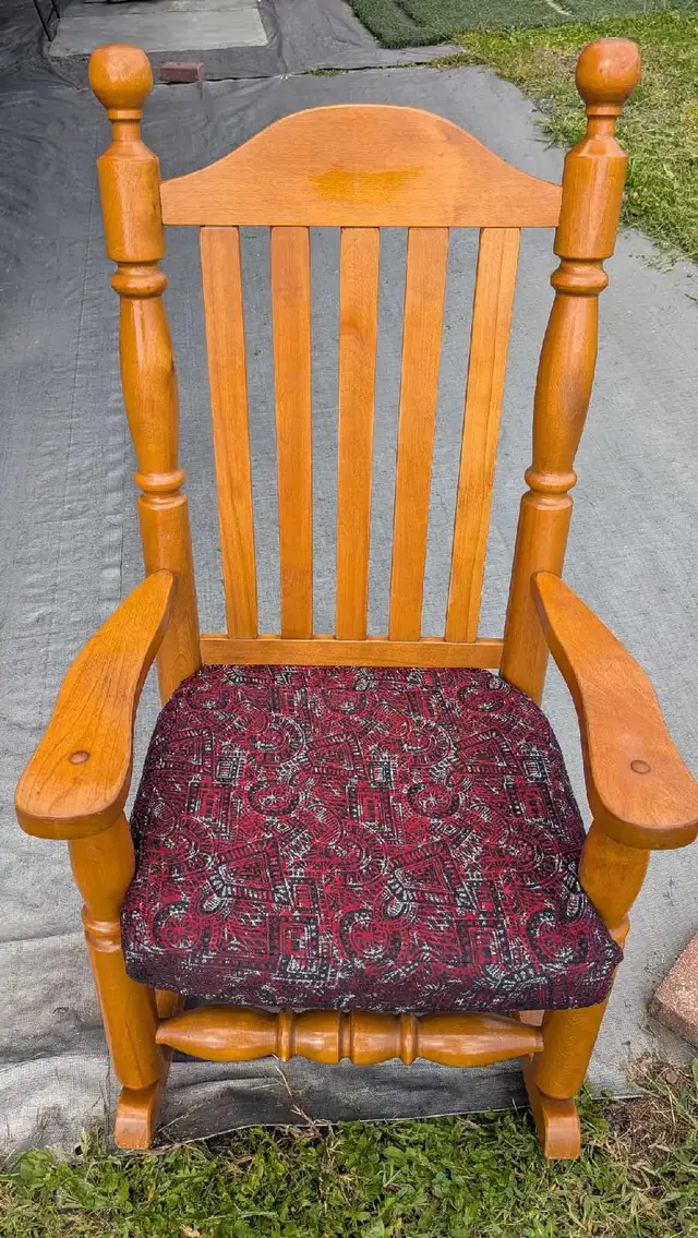 Chaise berçante en bois