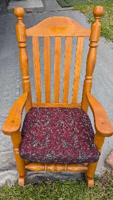 Chaise berçante en bois