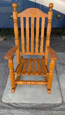 Chaise berçante en bois - Photo 2