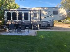 Beautiful Triple Slide 5th Wheel