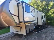 Beautiful Triple Slide 5th Wheel - Photo 4