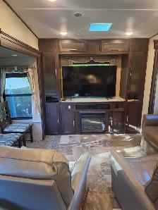 Beautiful Triple Slide 5th Wheel - Photo 5