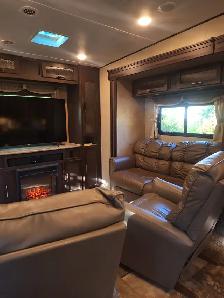 Beautiful Triple Slide 5th Wheel - Photo 6