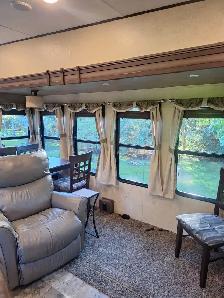 Beautiful Triple Slide 5th Wheel - Photo 7