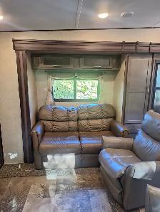 Beautiful Triple Slide 5th Wheel - Photo 8