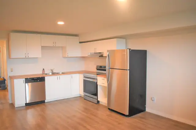 Bright & Spacious Legal 3-Bedroom Basement Suite Best Location