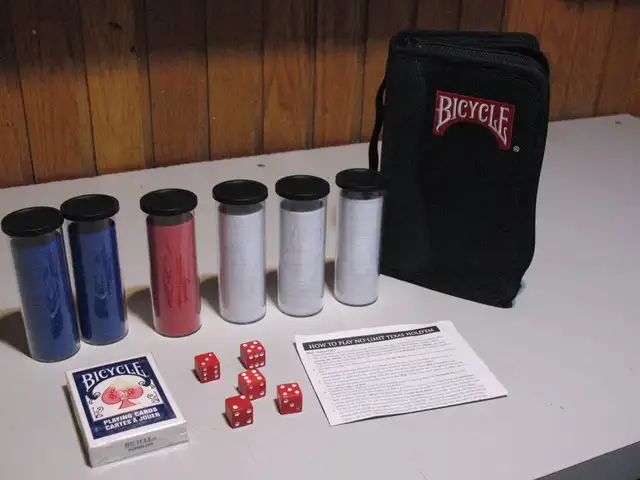 BRAND NEW, Bicycle 300 plus Pieces Portable Poker Set