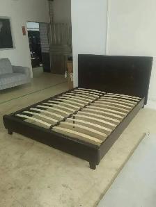 New Platform Bed Frame Floor Model With Refined Asthetic In Sale - Photo 2