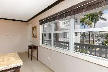 Condo à Louer – Ambassador South sur A1A Hallandale Beach – FL