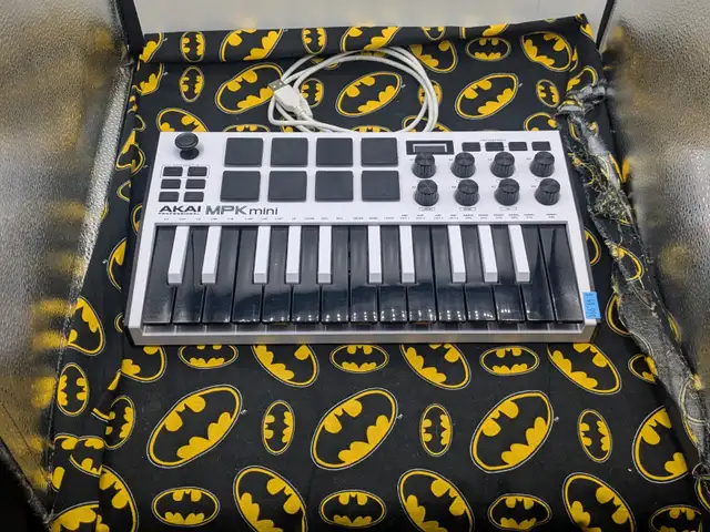 AKAI MPK MINI 25 Key Midi Controller w/Pads (#3139)