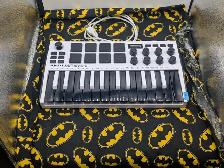 AKAI MPK MINI 25 Key Midi Controller w/Pads (#3139)