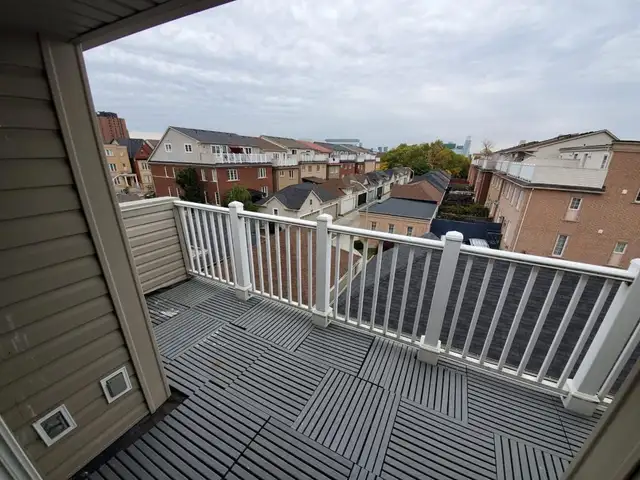 Balcony room  for rent, steps to Seneca@york $800.