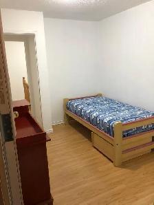 Balcony room  for rent, steps to Seneca@york $800. - Photo 4