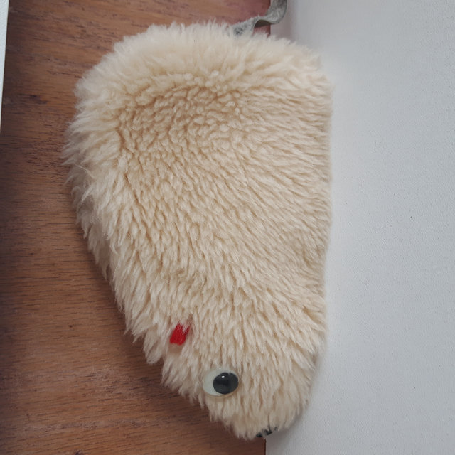 BEAU JOUET DE BÉBÉ TRÈS DOUX, 6'LARG 4'HAUT, JEU MUSICAL: $5.00