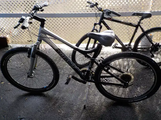 BEST OFFER! 2 LIKE NEW MOUNTAIN BIKES! GIANT & ROCKY MOUNTAIN
