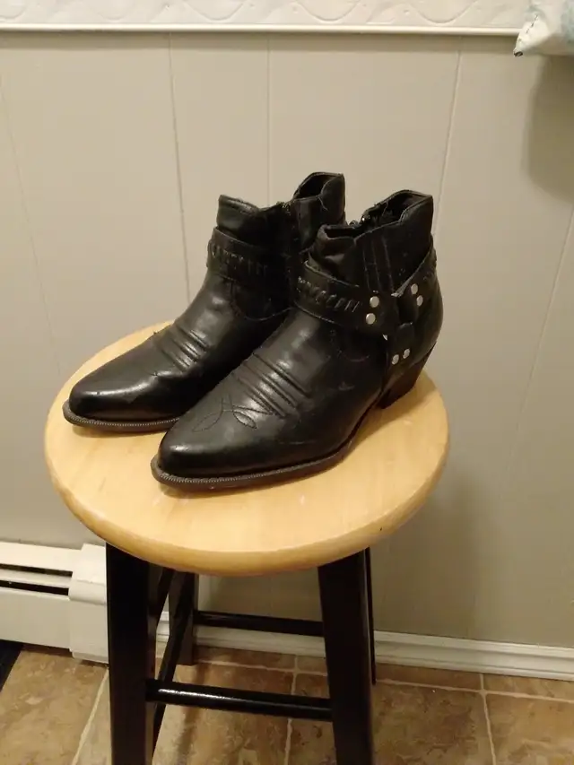 Cowboy boots men's. Size 7