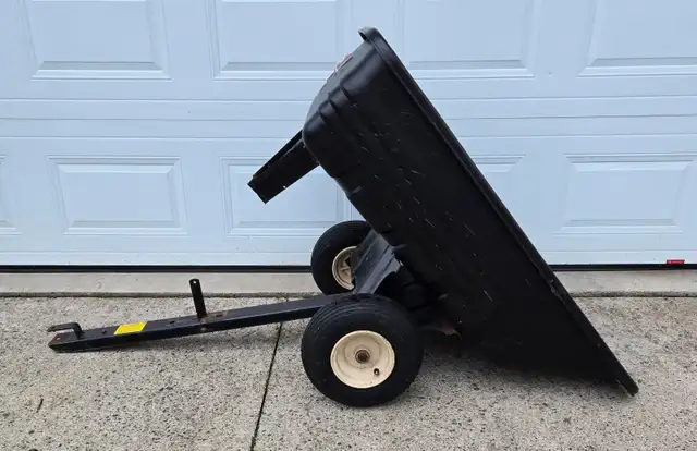 Lawn tractor dump trailer