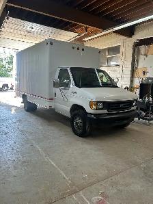 2003 Ford E350 Cube Van - Photo 2