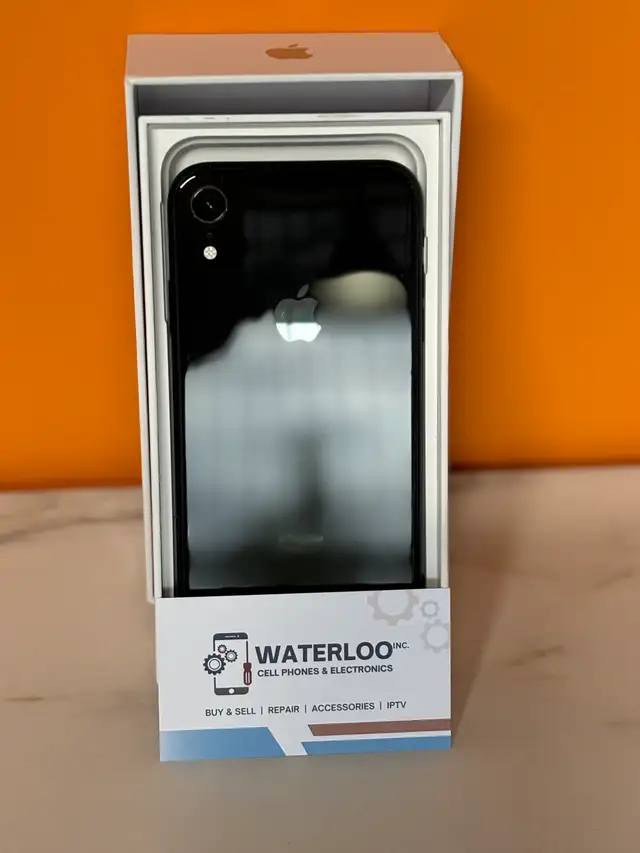 iPhone XR 64gb (Store Warranty)